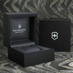 Montre Victorinox 241746 - Alliance Chronographe, Acier Inoxydable Argenté Cadran Bleu Homme -MenCorner Boutique 85 680x680