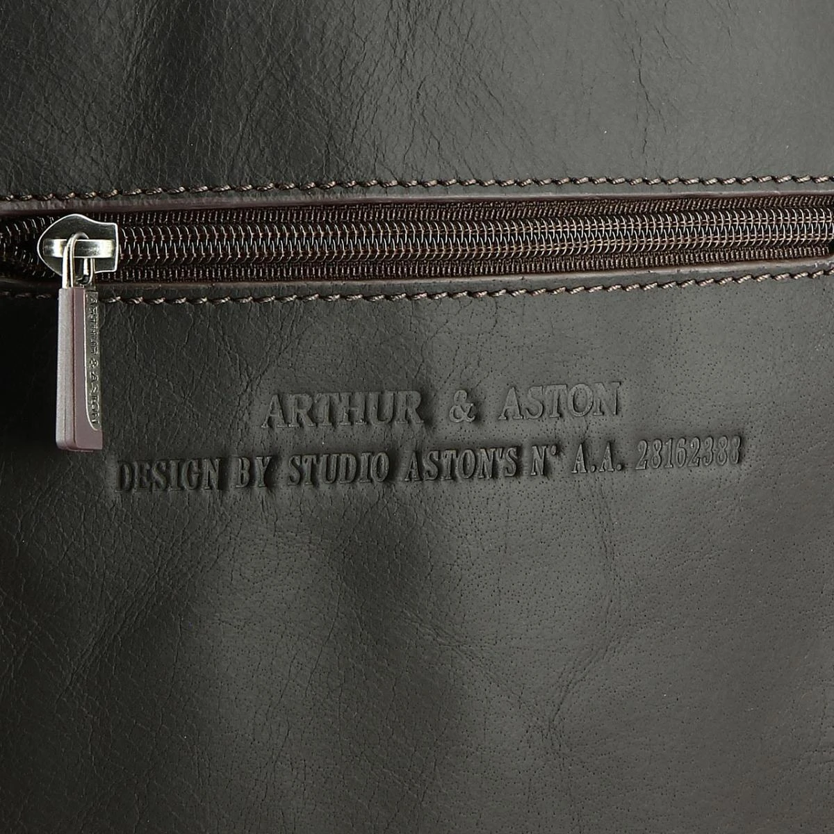 PORTE TRAVERS CUIR BUFFLE PLEINE FLEUR SEMI ANILINE DOUBLURE POLYESTER Chataigne 7 PORTE TRAVERS CUIR BUFFLE PLEINE FLEUR SEMI ANILINE DOUBLURE POLYESTER Chataigne – Image 5