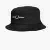 Fred Perry Chapeau En Sergé Avec Marque Graphique -MenCorner Boutique chapeau en serge avec marque graphique 3387698 1140x1140