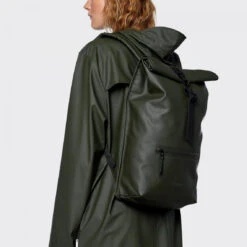 Rains Sac à Dos Imperméable - Rolltop Rucksack Vert -MenCorner Boutique sac a dos impermeable rolltop rucksack vert 3308520 3 1140x1140