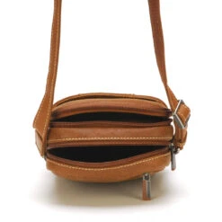 Sac Porté Travers Homme Arthur & Aston En Cuir Cognac 11 Sac Porté Travers Homme Arthur & Aston En Cuir Cognac -MenCorner Boutique sac porte travers en cuir vachette pleine fleur semi aniline cognac 3351128 5 1140x1140