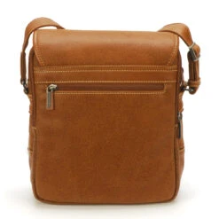 Sac Porte Travers à Rabat Homme Arthur & Aston En Cuir Cognac -MenCorner Boutique sac porte travers rabat en cuir vachette pleine fleur semi aniline cognac 3351150 3 1140x1140