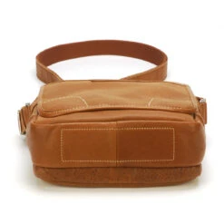 Sac Porte Travers à Rabat Homme Arthur & Aston En Cuir Cognac -MenCorner Boutique sac porte travers rabat en cuir vachette pleine fleur semi aniline cognac 3351150 4 1140x1140