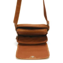 Sac Porte Travers à Rabat Homme Arthur & Aston En Cuir Cognac -MenCorner Boutique sac porte travers rabat en cuir vachette pleine fleur semi aniline cognac 3351150 5 1140x1140